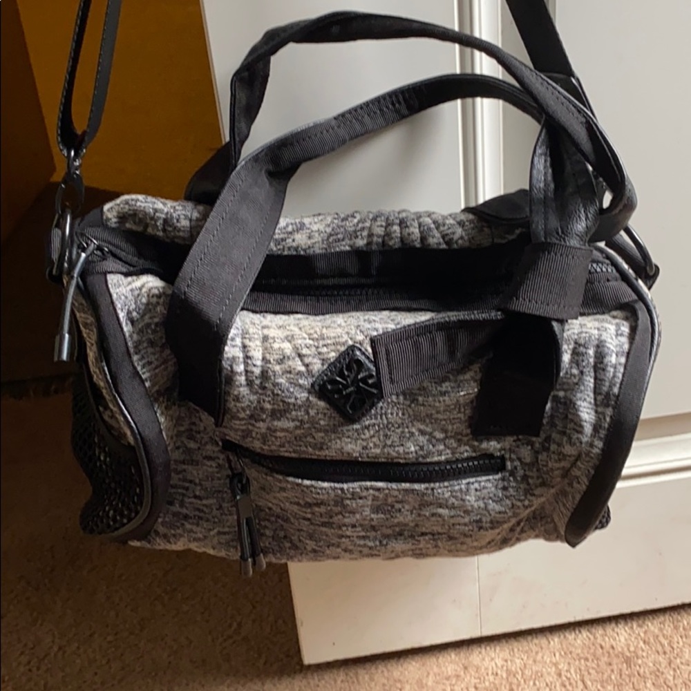 Woman's SIMPLY VERA/ VERA WANG tote/ beach/ gym